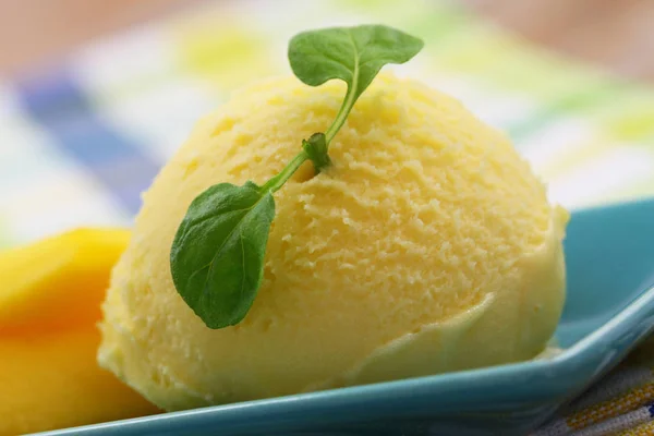 Sorbet à la mangue, gros plan — Photo