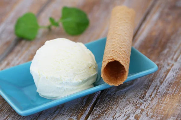 Helado de vainilla y oblea sobre una superficie rústica de madera —  Fotos de Stock