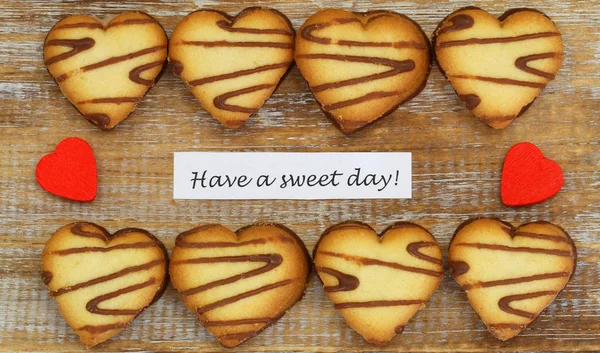 Kalp şeklinde bisküvi ile bir tatlı günü kartı var — Stok fotoğraf
