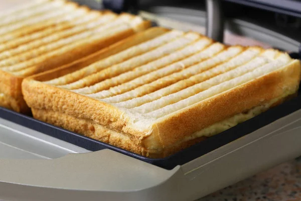 Toast mit Käse und Schinken im Toaster, Nahaufnahme — Stockfoto