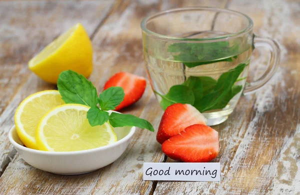 早上好卡用草莓，薄荷茶和柠檬 — 图库照片