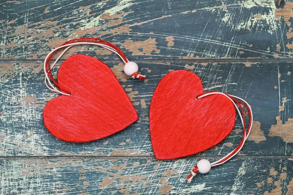 Два красных деревянных сердца на деревенской деревянной поверхности — стоковое фото