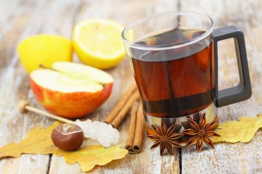 Sonbahar bardak çay, yıldız anason, tarçın, elma, limon ve kestane