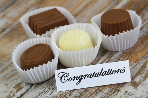 Gefeliciteerd kaart met assortiment Chokoladen — Stockfoto
