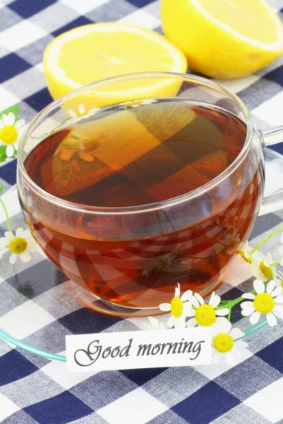 Доброе утро открытка с чашкой чая и ромашковыми цветами — стоковое фото