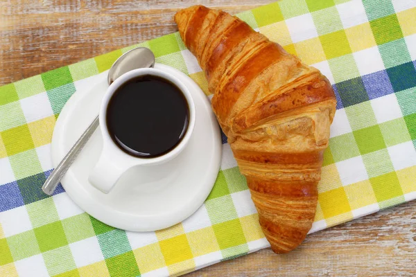Black coffee and butter croissant — Stock Photo, Image