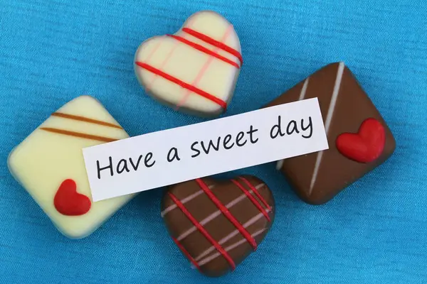 Çeşitli çikolatalar ile bir tatlı günü kartı var — Stok fotoğraf