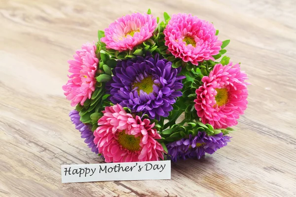 Šťastné matky den karta s barevné kytice — Stock fotografie