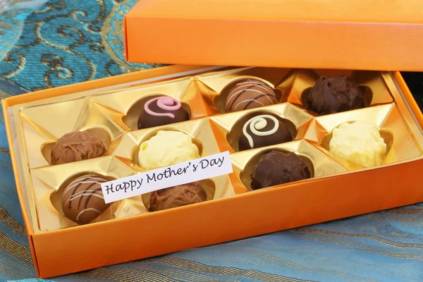 Gelukkig Moederdag dag kaart met doosje van geassorteerde chocolade en pralines — Stockfoto