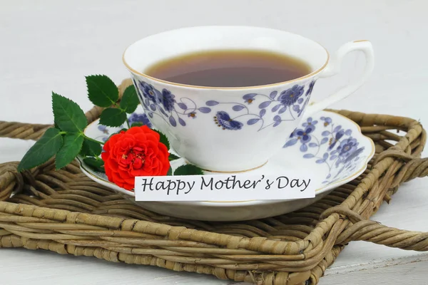 Szczęśliwy dzień matki karty z kubkiem herbaty i czerwonego Dzika róża — Zdjęcie stockowe