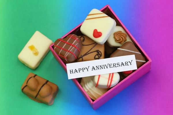 Biglietto Buon Anniversario con scatola di cioccolatini assortiti — Foto Stock