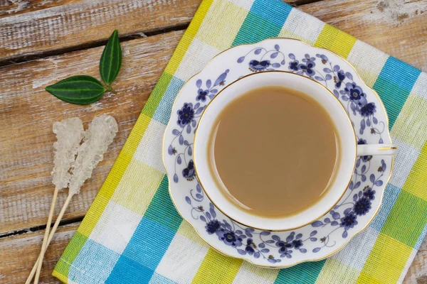 Tè al latte in tazza vintage — Foto Stock