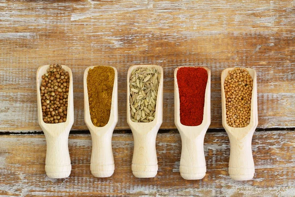 Ahşap yüzey üzerinde tahta kaşık toz üzerinde Hint baharat