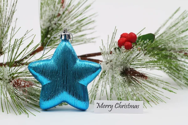 Tarjeta de Feliz Navidad con decoraciones navideñas y pino cubierto de nieve — Foto de Stock