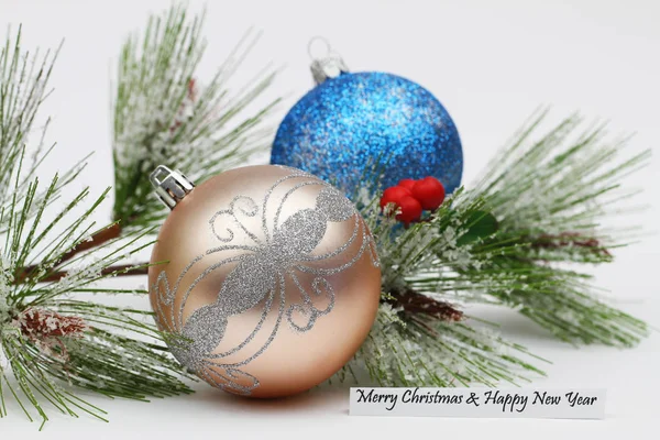 Feliz Navidad y Feliz Año Nuevo con coloridas bolas de Navidad y pino cubierto de nieve —  Fotos de Stock