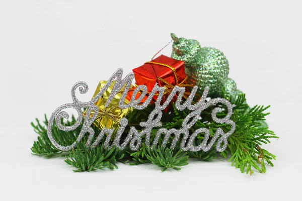 Silbernes Weihnachtsschild mit frischen Kiefern und Miniatur-Weihnachtsgeschenken — Stockfoto