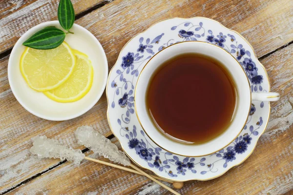 Schwarzer Tee Vintage Tasse Und Zitrone Auf Holzoberfläche — Stockfoto