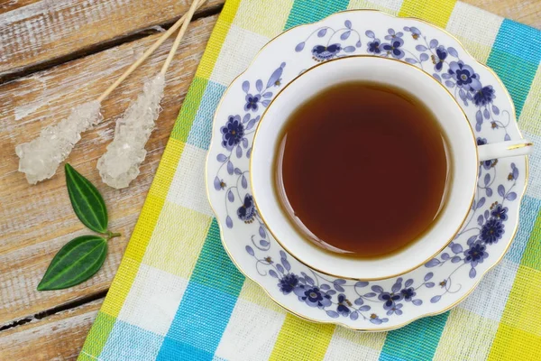 Czarna Herbata Vintage Cup Laski Cukru Kolorowe Tkaniny Powierzchni Drewnianych — Zdjęcie stockowe