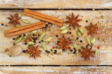 Baharatlar ve otlar ahşap yüzey üzerinde seçim