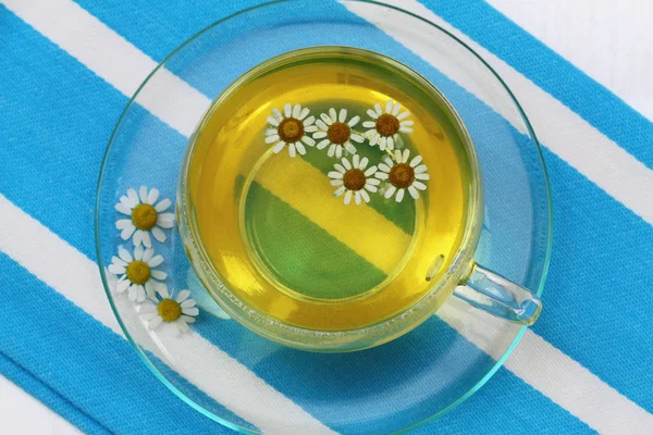 Filiżankę Rumianku Herbaty Rumianku Świeże Kwiaty — Zdjęcie stockowe