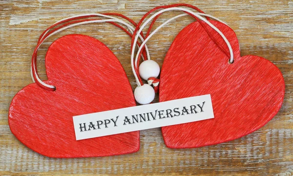 Cartão Aniversário Feliz Com Dois Corações Madeira Vermelha — Fotografia de Stock
