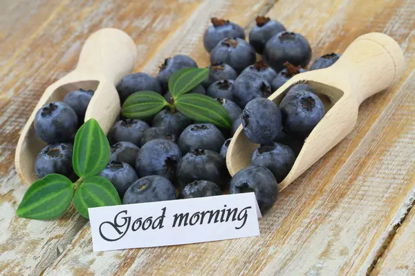 Guten Morgen Karte Mit Blaubeeren Auf Holzschaufeln — Stockfoto