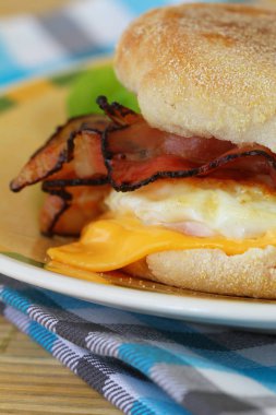 Muffin kızarmış yumurta, pastırma ve peynir ile