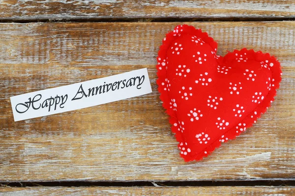 Happy Anniversary Card Con Cuore Rosso Sulla Superficie Legno — Foto Stock