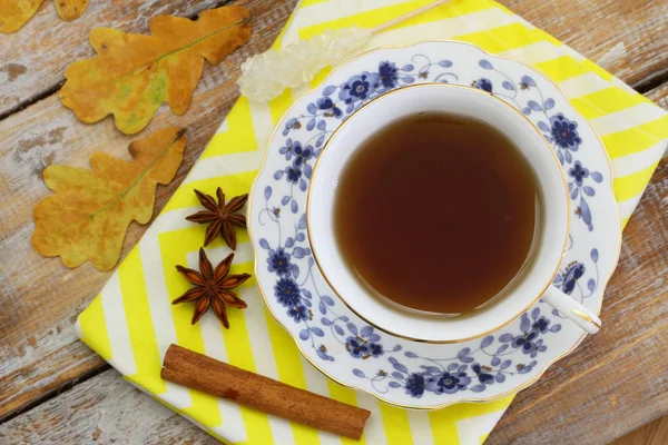 一杯のお茶 スターアニス シナモン 秋は紅葉 — ストック写真