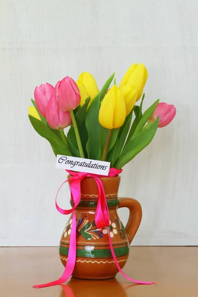 Karta Gratulacjami Różowe Żółte Tulipany — Zdjęcie stockowe