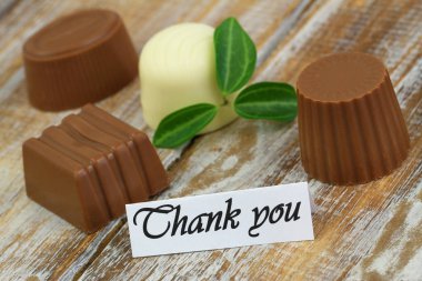 Teşekkür kartı çeşitli çikolatalar ile