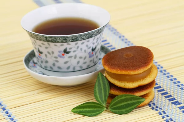 Japanische Kekse Kuri Dora Und Tee — Stockfoto