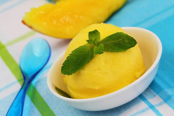 Mangosorbet Garniert Mit Minzblättern — Stockfoto