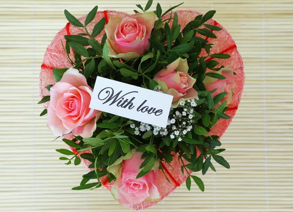 Con Nota Amore Sul Bouquet Rose Rosa — Foto Stock