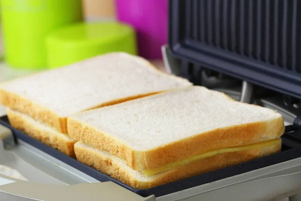 Toast Mit Käse Und Schinken Toaster Nahaufnahme — Stockfoto