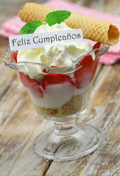 Feliz Cumpleanos Oznacza Urodziny Języku Hiszpańskim Karta Deserem Truskawkowym — Zdjęcie stockowe