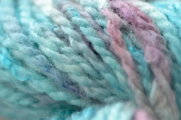 Macro de fios de lã multicoloridos em novelo — Fotografia de Stock