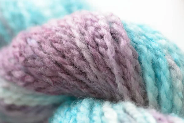 Macro de fios de lã multicoloridos em novelo — Fotografia de Stock