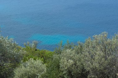 Mavi turkuaz denizin kıyıdan görüntülemek