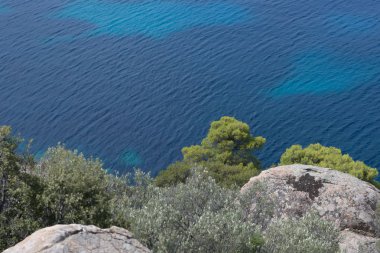 Mavi turkuaz denizin kıyıdan görüntülemek