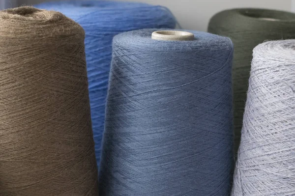 Barbatanas multicoloridas escuras de fios de lã para tricô manual e de máquina — Fotografia de Stock