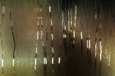 gece arka plan üzerinde su bardak damla yağmur yoğunlaşma