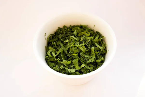 Изолированная белая чашка зеленого овоща — стоковое фото