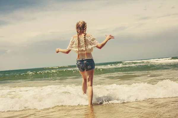 Menina bonita correndo na praia do mar — Fotografia de Stock