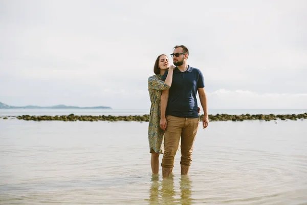 Jonge liefde paar op zee — Stockfoto