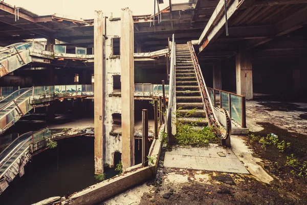 Escaleras mecánicas dañadas en un edificio abandonado — Foto de Stock