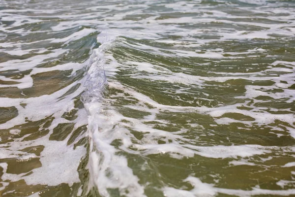 Волновая пена в море — стоковое фото