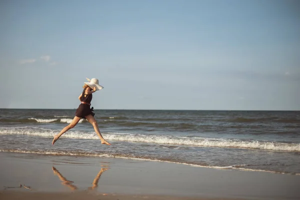 Joyeux fille courir sur la plage — Photo