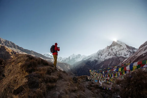 旅游人手机拍照的日出 — 图库照片