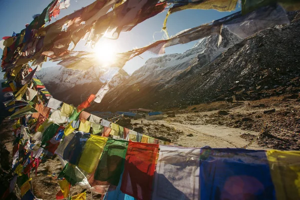 Banderas tibetanas en el campamento base de Annapurna en Nepal —  Fotos de Stock